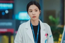 Son Naeun Keluar dari...