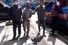 Viral! Ngamuk Bawa Parang,...