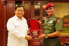 Temui Menhan Prabowo,...
