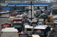 Dilintasi Jutaan Pemudik,...