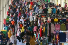 Pengunjung Pasar Tanah...