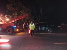Tabrakan Beruntun Mobil...