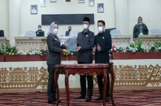 Bupati Winarti Menerima...