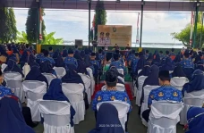 Serahkan Ratusan SK...
