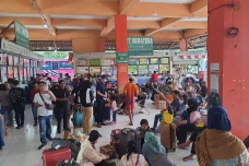H-2 Lebaran, Ratusan...