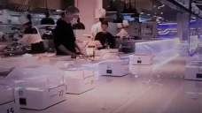 Uniknya 4 Robot Pelayan...