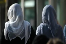 Masih Belum Mau Berhijab?...