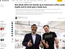 Aksi Elon Musk Nikmati...