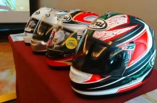 Begini Cara Cuci Helm...