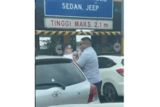 Crazy Rich Tanjung Priok...