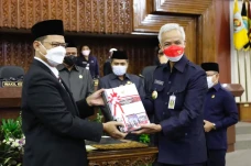 Ganjar Pranowo Antar...