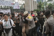 6 Tersangka Pengeroyok...