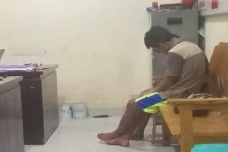 Apes! Kakak Beradik...