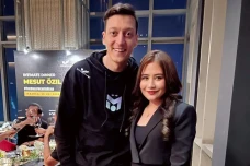 Unggah Foto Bareng,...