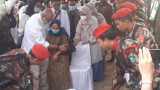 Berlangsung Haru, Ratusan...