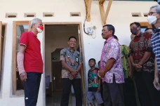 Salurkan Bantuan Rumah...