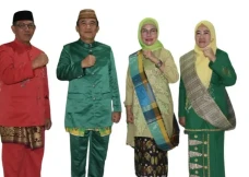 Gunakan Pakaian Adat...