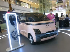 Ini Bedanya Wuling EV...
