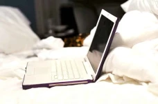 Bahaya Main Laptop di...