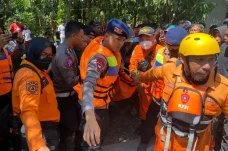 Pemuda yang Hanyut di...