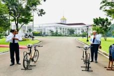Momen Jokowi Tawarkan...