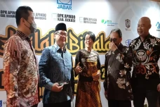 Upah dan Perizinan Masih...