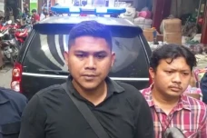 Dikalungi Golok, Karyawan...