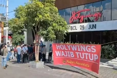 Holywings Surabaya Digeruduk...