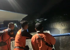 Tim SAR Cari Warga Hanyut...