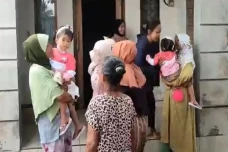 Senyum Bayi Kembar Siam...