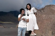 Pertama Kali, Setia...