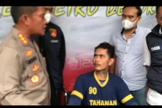 Terbakar Cemburu, Pria...