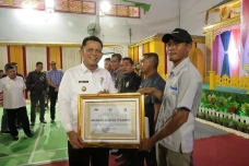 Gubernur Kepri Beri...