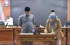 DPRD Sulbar Sahkan Ranperda...
