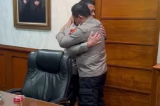 Pelukan Erat Irjen Ferdy...