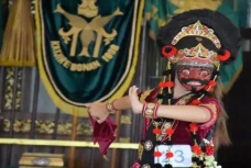 Tari Topeng yang Digigit...
