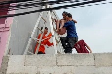 Tersengat Listrik, Pekerja...