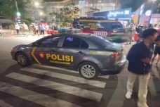 2 Mobil Polisi Tutup...