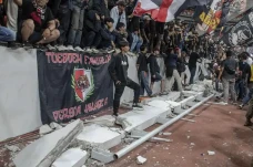 Pagar Pembatas Stadion...
