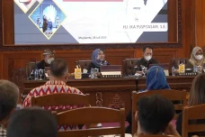 Permudah Investor Masuk,...