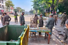 Satpol PP Lakukan Pembersihan...