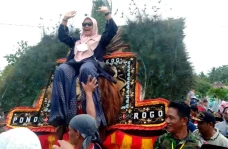 Aksi Nyentrik Camat...