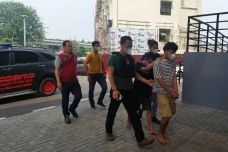 Tes Urine, 2 Pemalak...