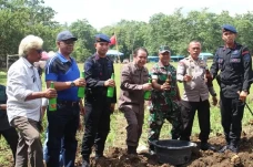 Kejari Bone Serahkan...