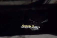 Tabrak Pembatas Jalan,...