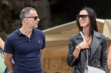 Gila, Ryan Giggs Minta...