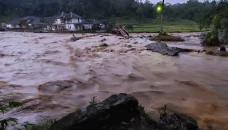 Sungai Cikaengan Meluap,...