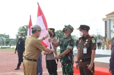 Bupati Tapin Membagikan...