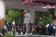 Meriahkan Upacara Penurunan...