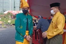Sandiaga Uno Pakai Baju...